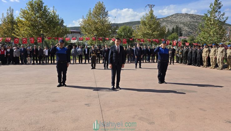İslahiye Belediyesi, Cumhuriyetimizin 102. Yılında Coşkulu Çelenk Sunma Töreni Gerçekleştirdi