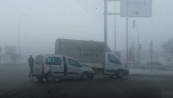 İslahiye’de Otogar Kavşağında Maddi Hasarlı Trafik Kazası