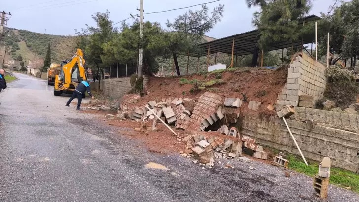 Nurdağın’da Korkutan Çöküş Mezarlık İstinat Duvarı Sağanakla Bir Anda Yıkıldı..