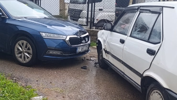 İSLAHİYE’DE İKİ ARAÇLI MADDİ HASARLI TRAFİK KAZASI