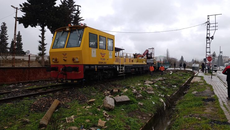 İslahiye’de Hemzemin Geçitte Tren ile Servis Aracı Çarpıştı