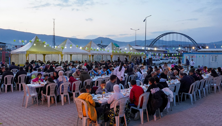 Depremzedeler İftarda Aynı Sofrada Buluştu