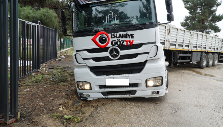 İSLAHİYE’DE TIR MANEVRA YAPARKEN ÇAMURA SAPLANDI