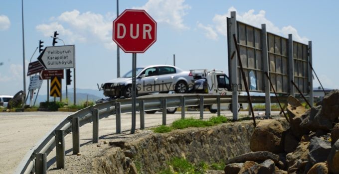 İslahiye Biberli Kavşağı’nda Kaza: Sürücü Yol Levhasına Çarptı