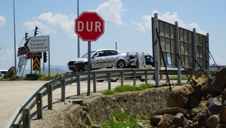 İslahiye Biberli Kavşağı’nda Kaza: Sürücü Yol Levhasına Çarptı