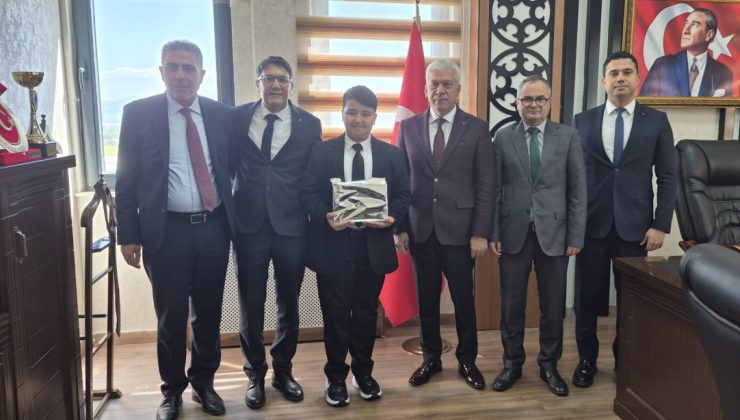 İslahiye’de 23 Nisan Coşkusu: İlçe Milli Eğitim Müdürlüğü Makamı Çınar Tatlı’ya Emanet