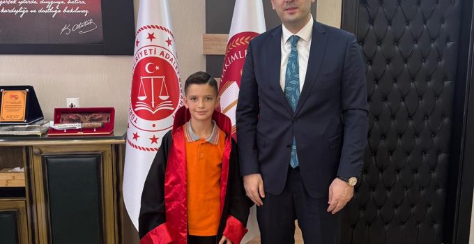 İslahiye’de 23 Nisan Coşkusu Adliyeye Taşındı: Başsavcılık Koltuğu Minik Berat’a Emanet