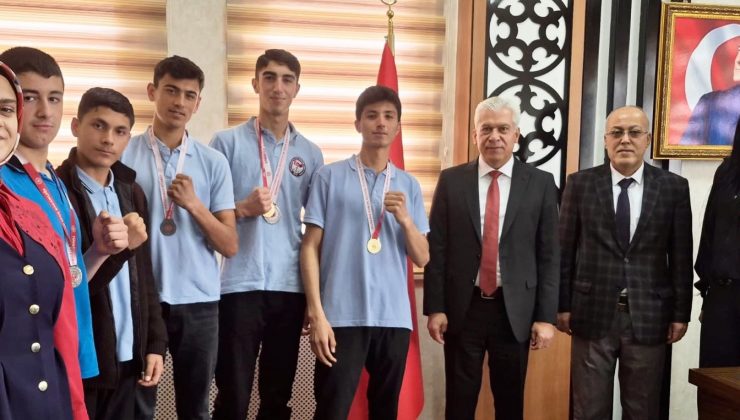 İslahiye’de Muay Thai’de Büyük Başarı! Öğrenciler Türkiye Finallerine Yükseldi